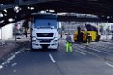 LKW blieb unter Bruecke haengen Koeln Deutz Opladenerstr Deutz Muelheimerstr P085